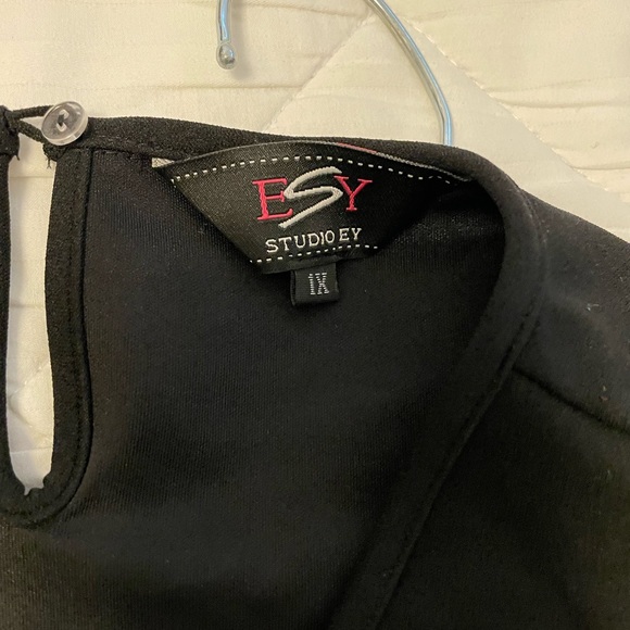 Women plus size belle arms blouse. Size 1x - Picture 4 of 4